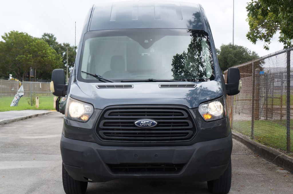 Photo 3 of this FORD TRANSIT T250 HR