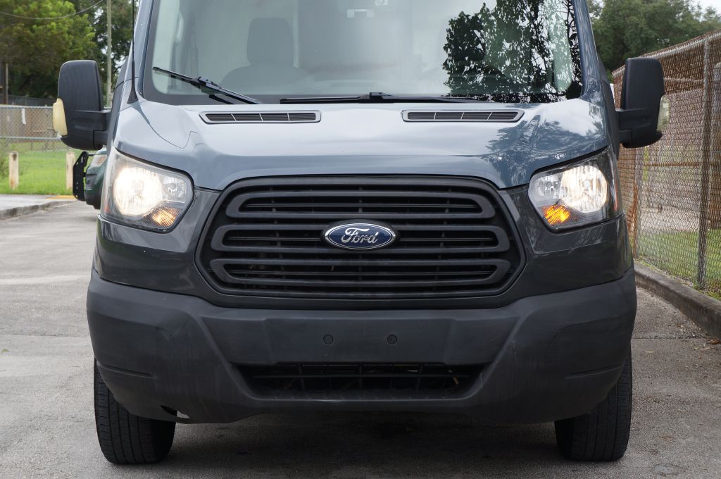 Photo 4 of this FORD TRANSIT T250 HR