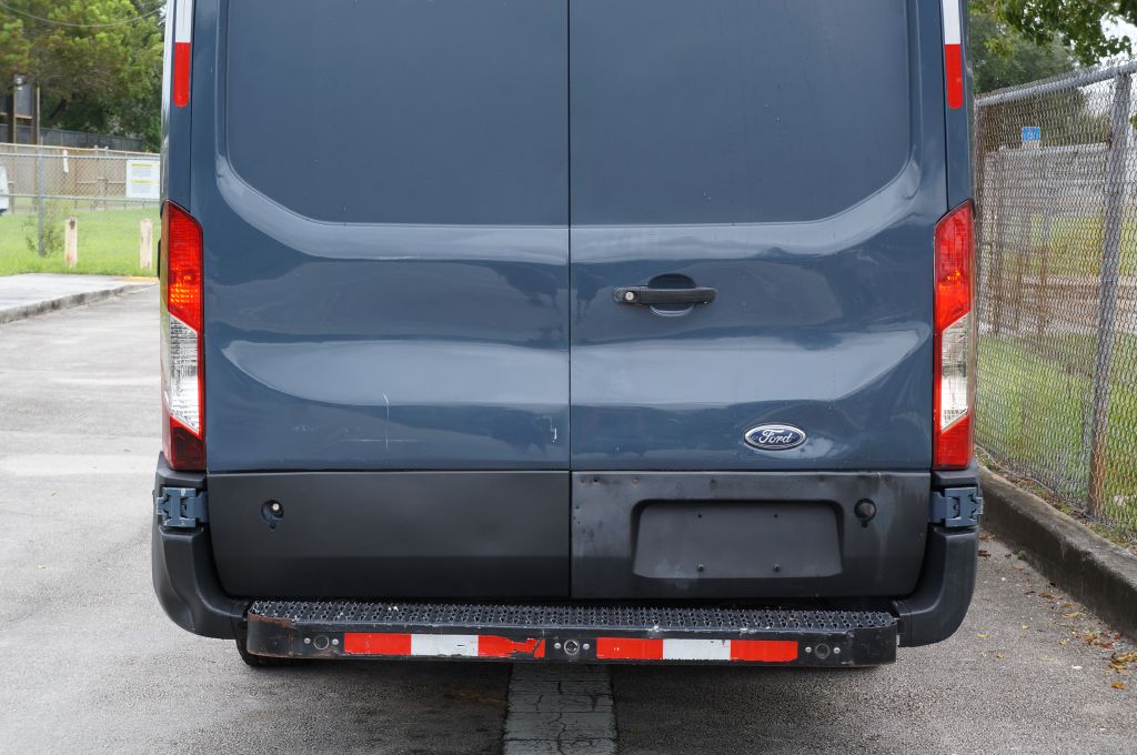 Photo 9 of this FORD TRANSIT T250 HR