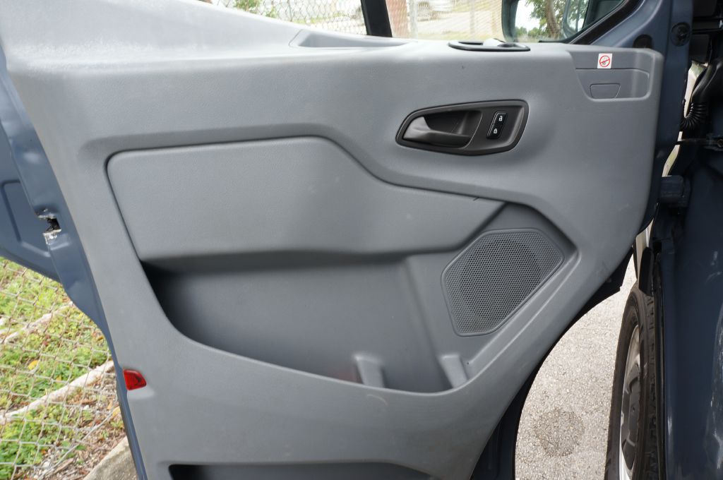 Photo 21 of this FORD TRANSIT T250 HR