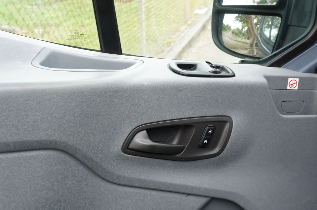 Photo 22 of this FORD TRANSIT T250 HR