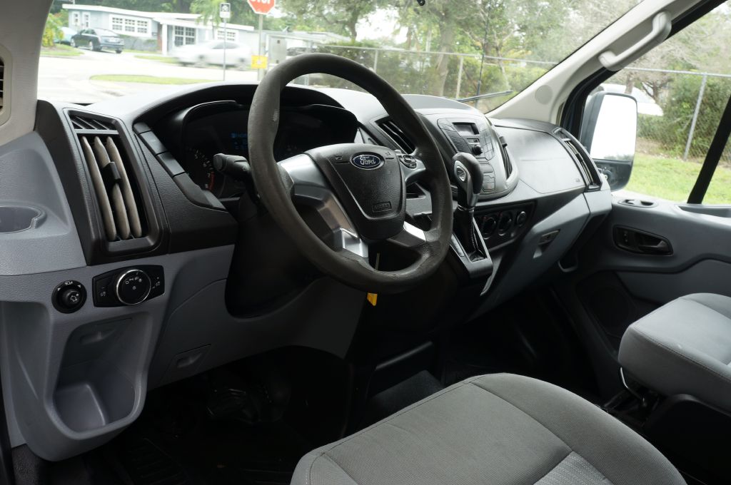 Photo 23 of this FORD TRANSIT T250 HR