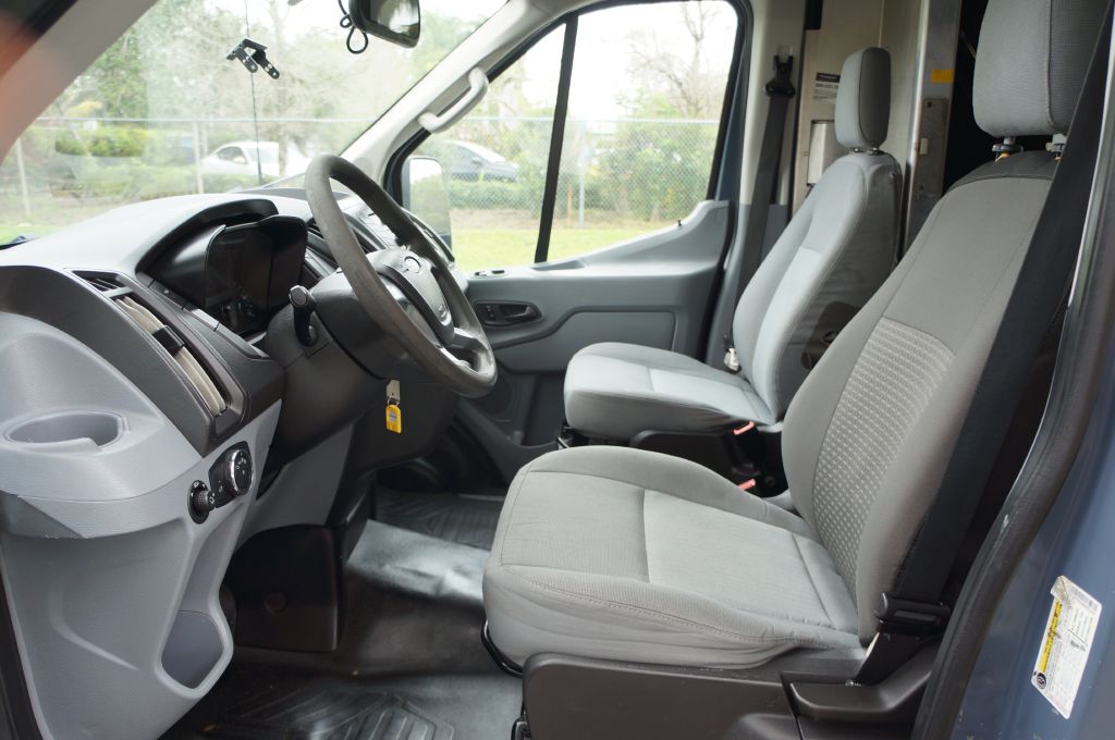 Photo 24 of this FORD TRANSIT T250 HR