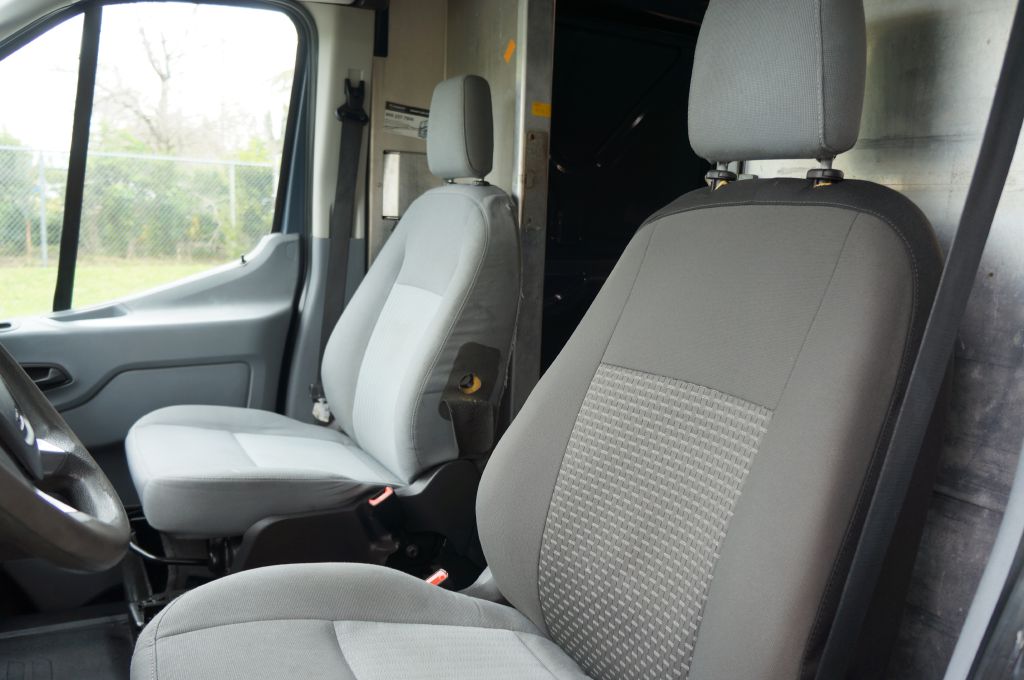 Photo 25 of this FORD TRANSIT T250 HR