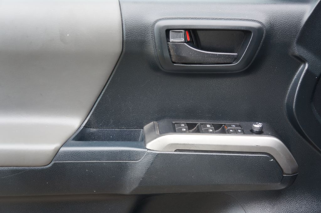 Photo 22 of this TOYOTA TACOMA SR5 V6