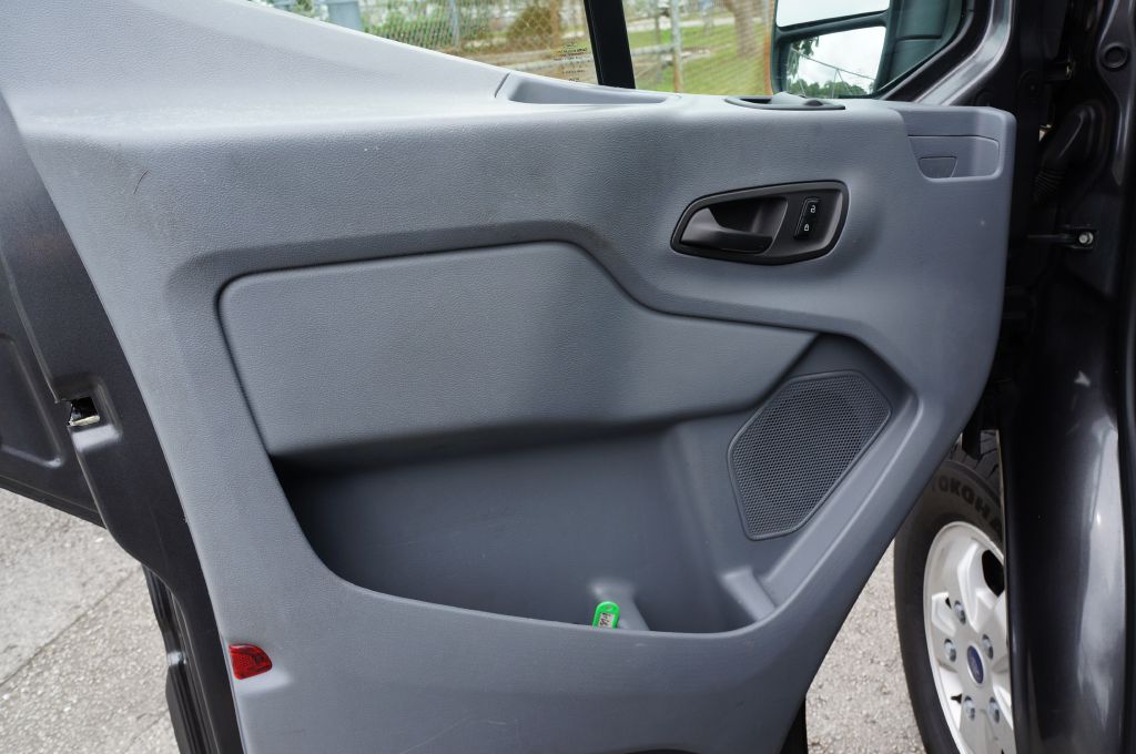 Photo 20 of this FORD TRANSIT LR 15P