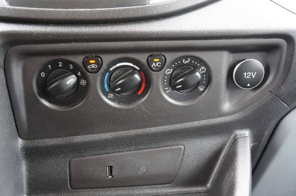 Photo 36 of this FORD TRANSIT LR 15P