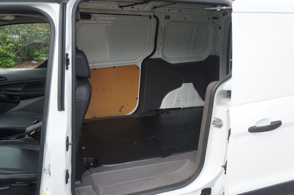 Photo 17 of this FORD TRANSIT CONNECT