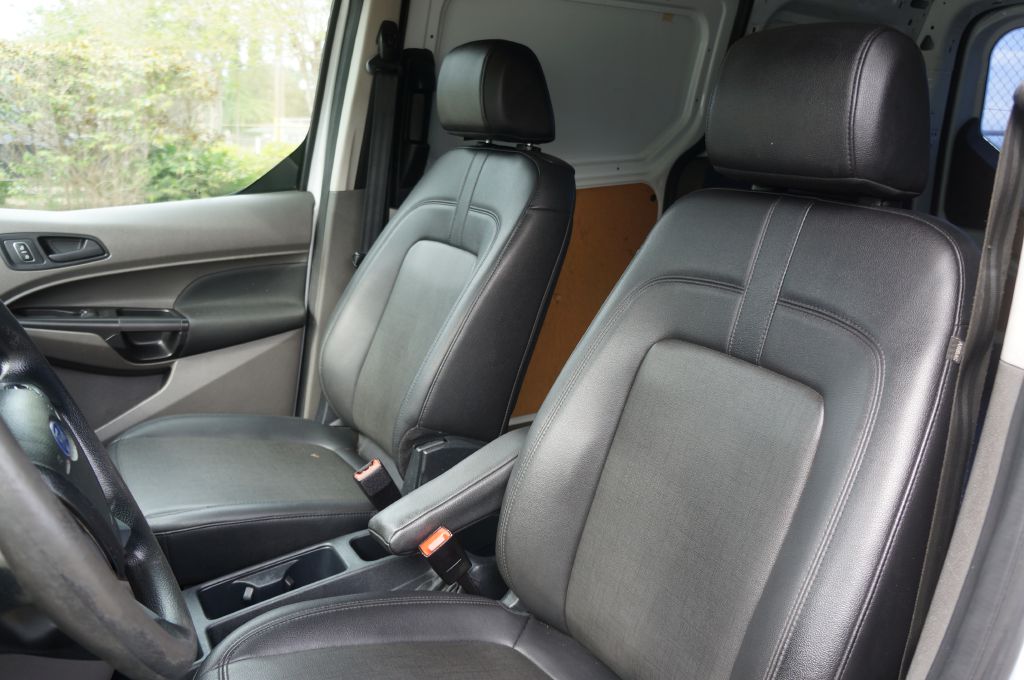 Photo 25 of this FORD TRANSIT CONNECT