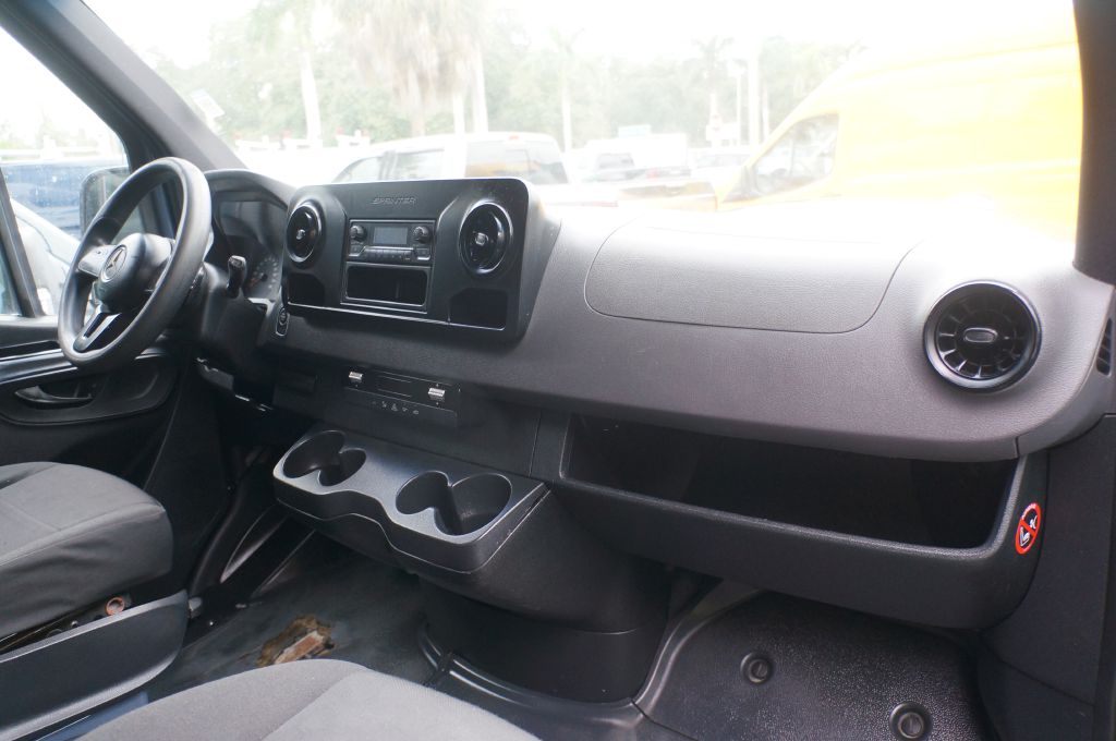 Photo 2 of this MERCEDES-BENZ SPRINTER