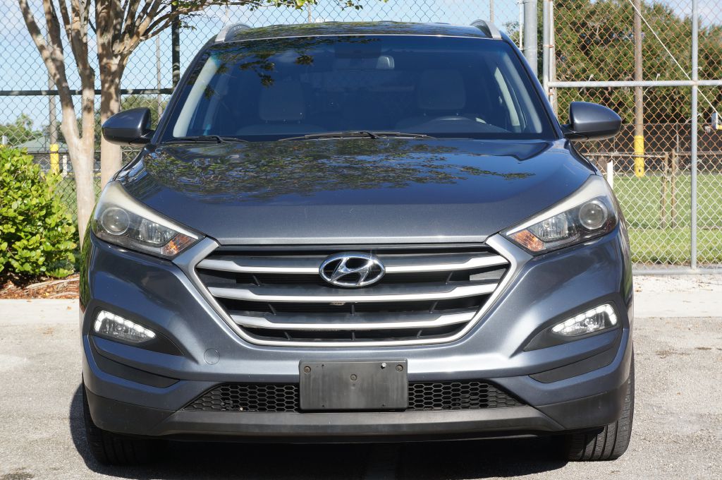 Photo 3 of this HYUNDAI TUCSON SEL