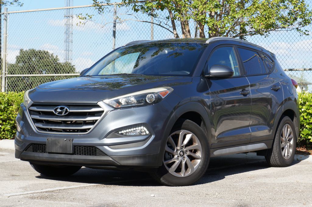 Photo 2 of this HYUNDAI TUCSON SEL