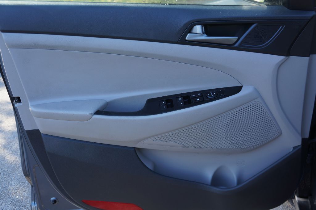 Photo 18 of this HYUNDAI TUCSON SEL