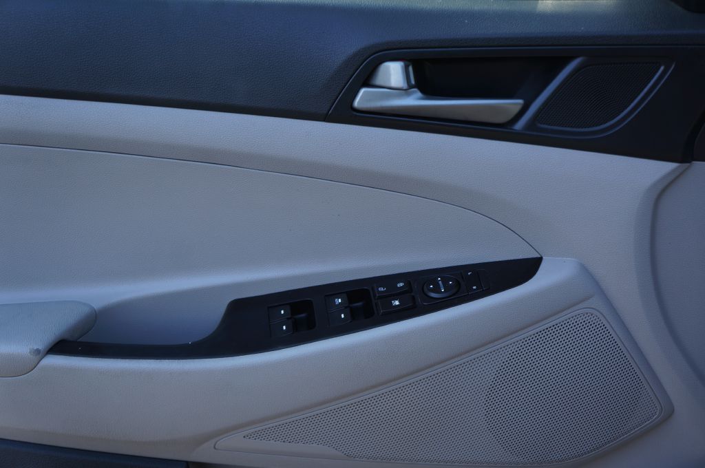 Photo 19 of this HYUNDAI TUCSON SEL