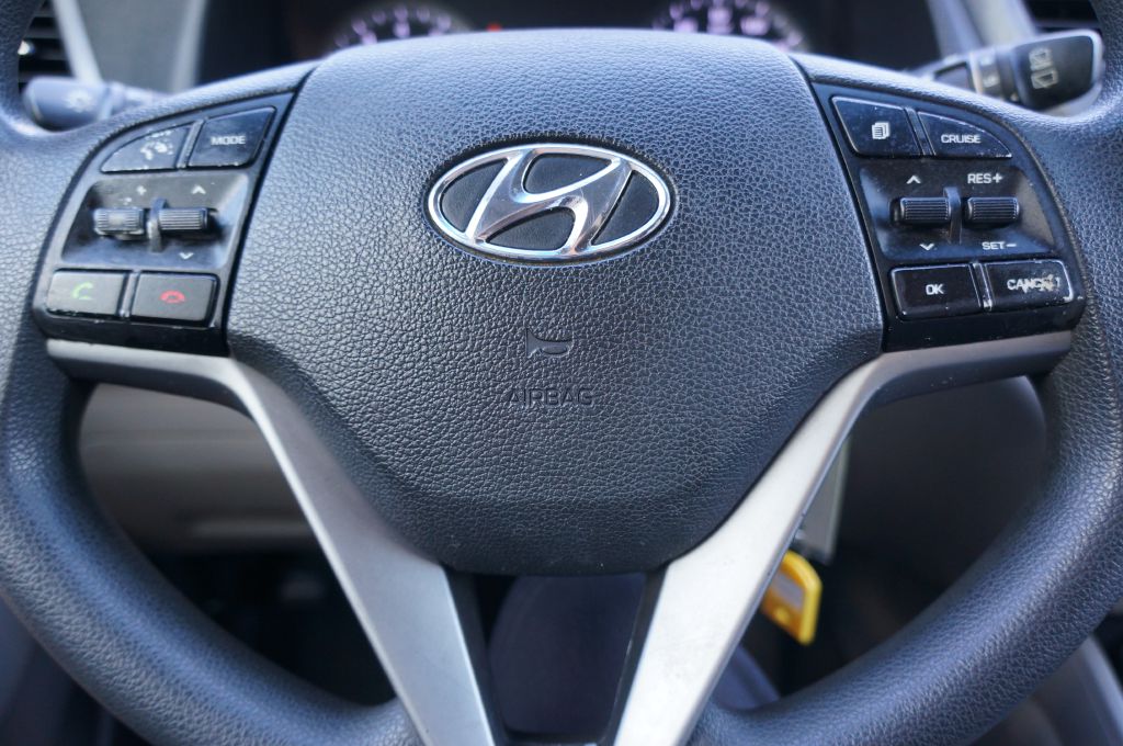 Photo 33 of this HYUNDAI TUCSON SEL