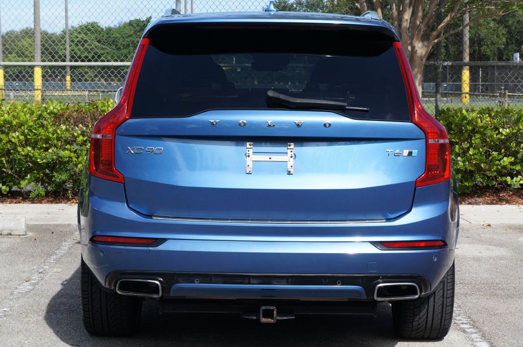 Photo 9 of this VOLVO XC90 R-DESIGN