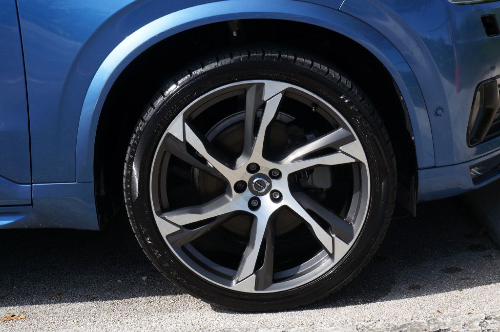 Photo 17 of this VOLVO XC90 R-DESIGN