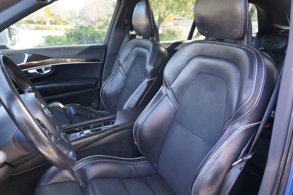 Photo 22 of this VOLVO XC90 R-DESIGN