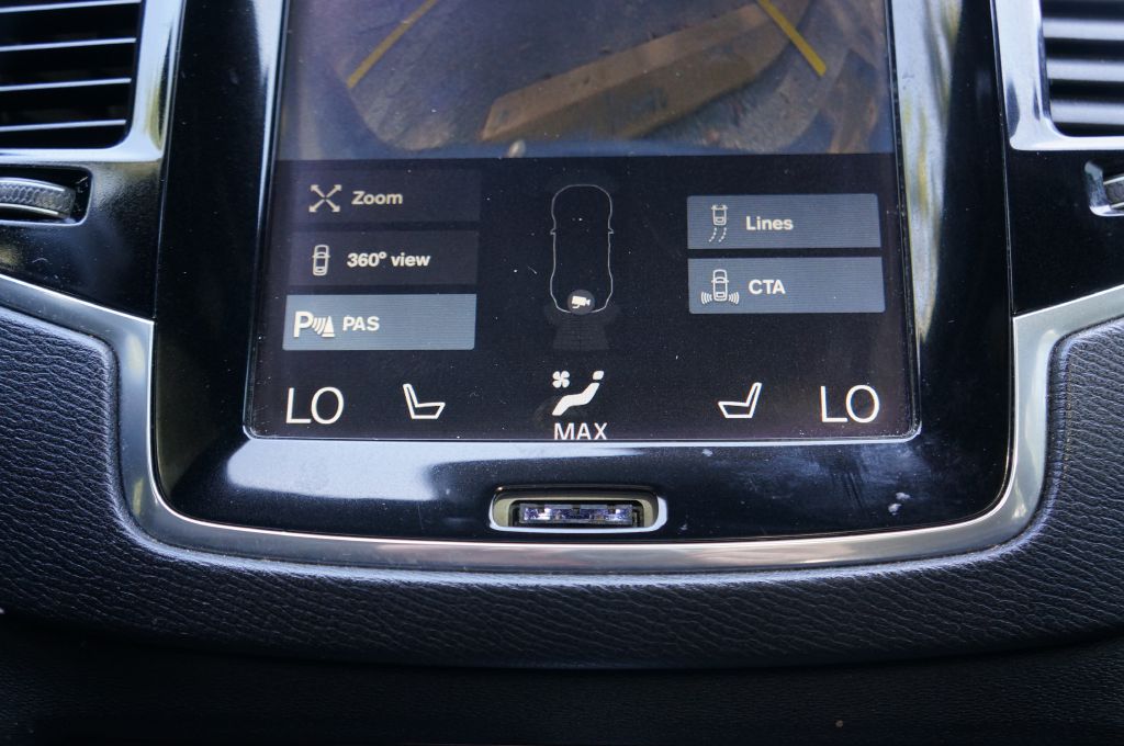 Photo 31 of this VOLVO XC90 R-DESIGN