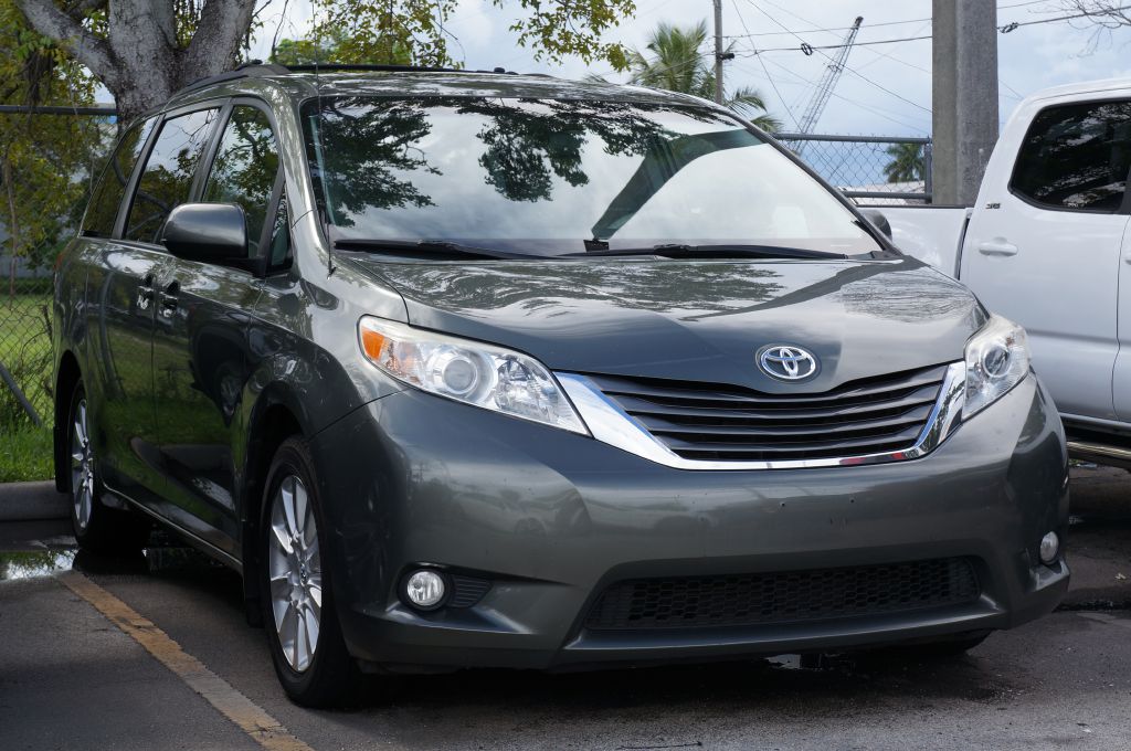 2014 TOYOTA SIENNA XLE 7-P