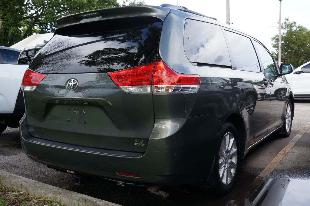 Photo 2 of this TOYOTA SIENNA XLE 7-P