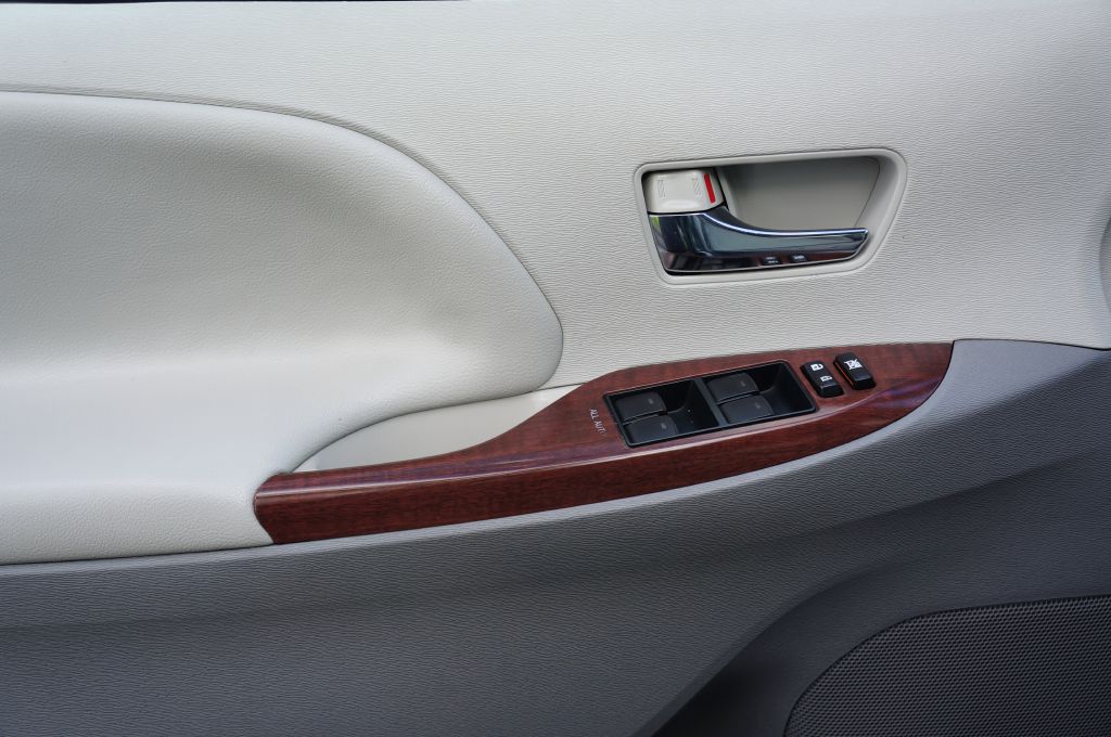 Photo 3 of this TOYOTA SIENNA XLE 7-P