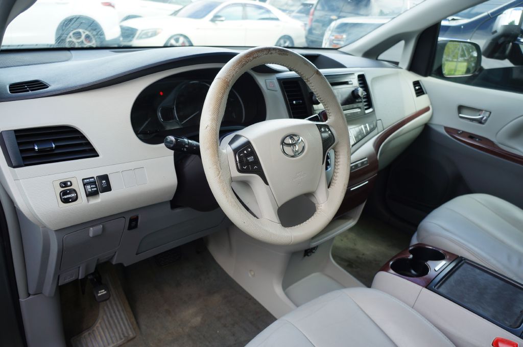 Photo 4 of this TOYOTA SIENNA XLE 7-P