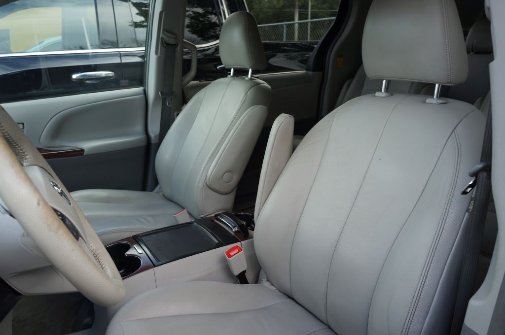 Photo 5 of this TOYOTA SIENNA XLE 7-P