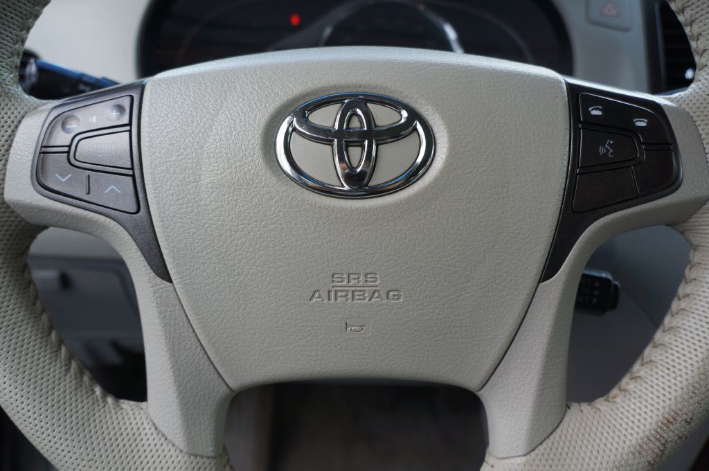 Photo 9 of this TOYOTA SIENNA XLE 7-P