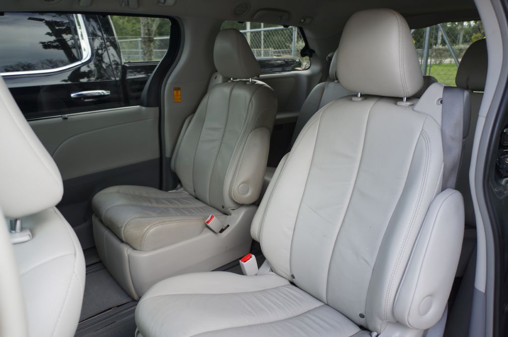 Photo 6 of this TOYOTA SIENNA XLE 7-P