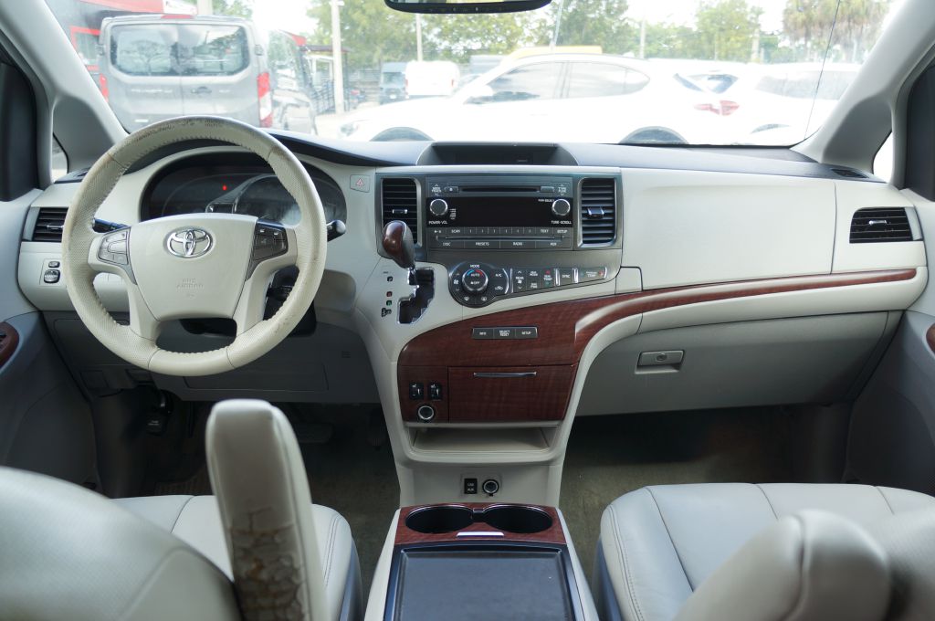 Photo 7 of this TOYOTA SIENNA XLE 7-P