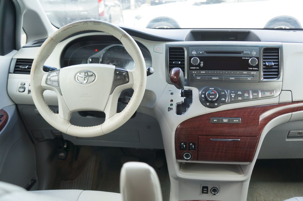 Photo 8 of this TOYOTA SIENNA XLE 7-P