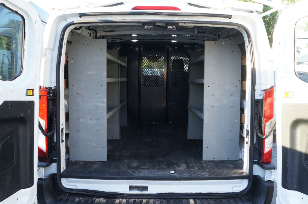 Photo 3 of this FORD TRANSIT T250 LR