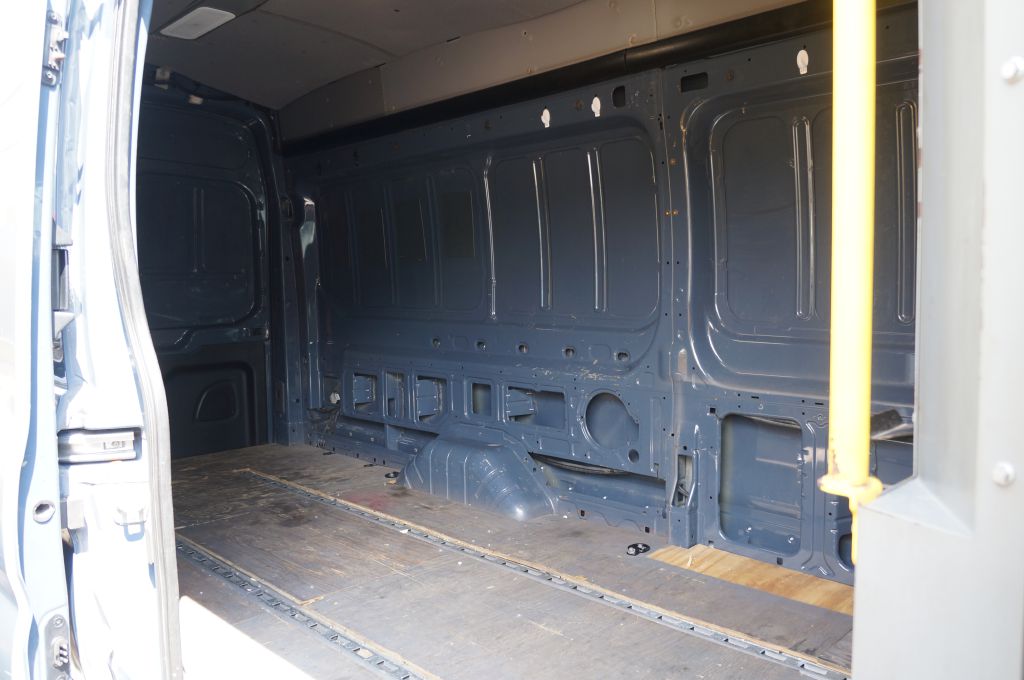 Photo 2 of this FORD TRANSIT T250 HR