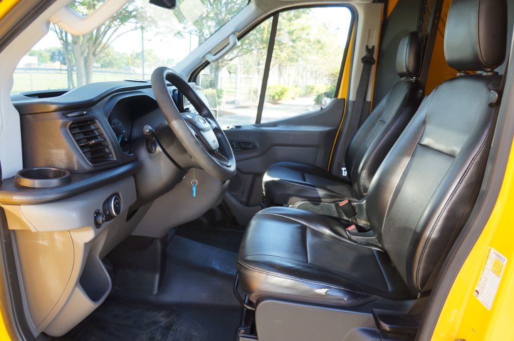 Photo 19 of this FORD TRANSIT T250 HR