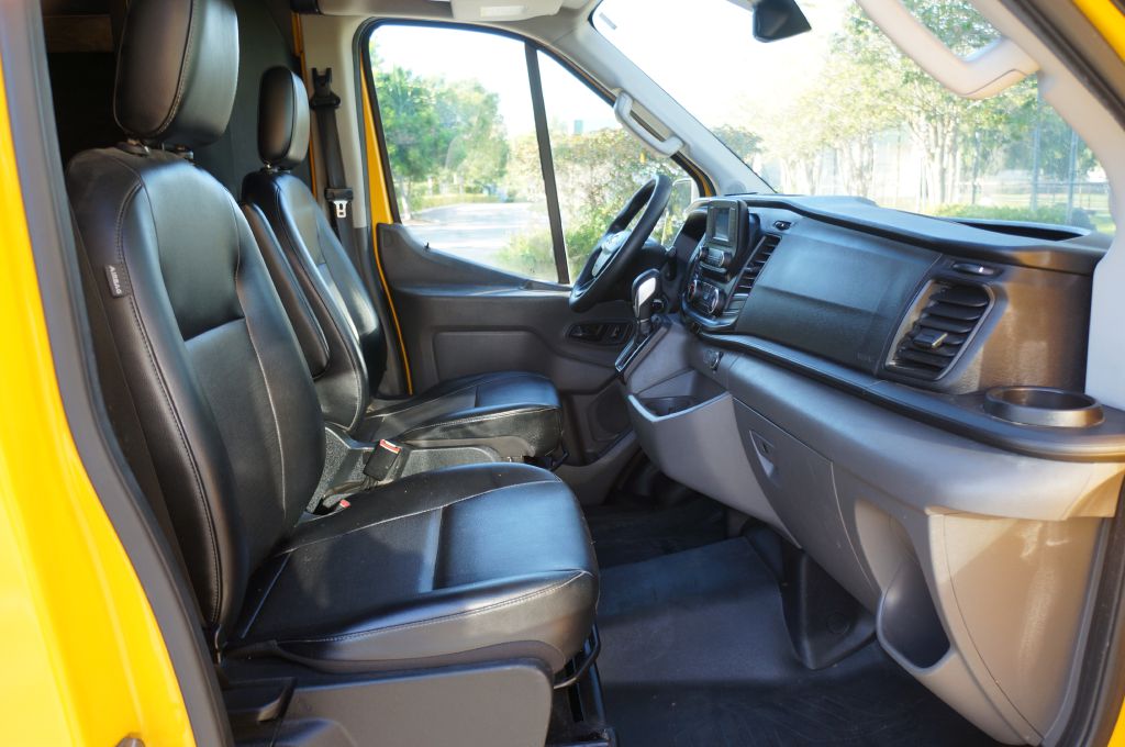 Photo 22 of this FORD TRANSIT T250 HR