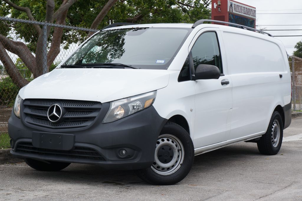 Photo 2 of this MERCEDES-BENZ METRIS