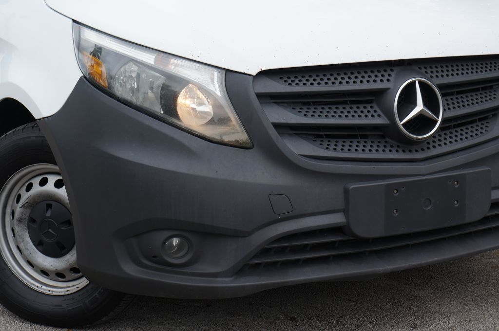 Photo 13 of this MERCEDES-BENZ METRIS