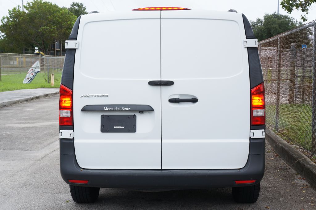 Photo 9 of this MERCEDES-BENZ METRIS