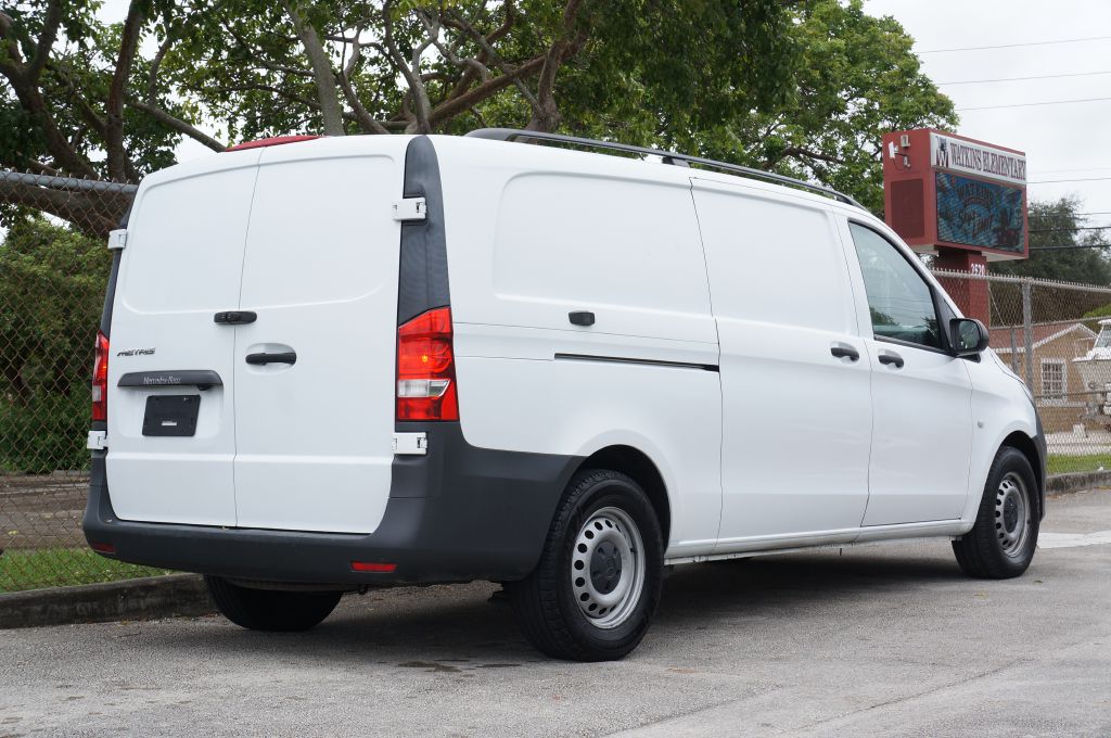 Photo 10 of this MERCEDES-BENZ METRIS