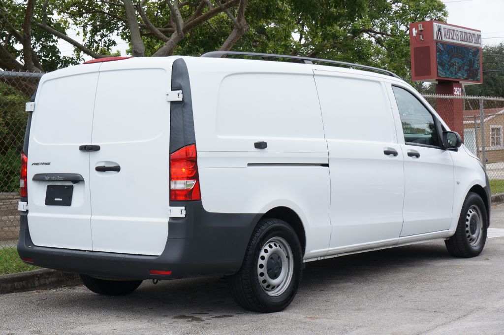 Photo 11 of this MERCEDES-BENZ METRIS