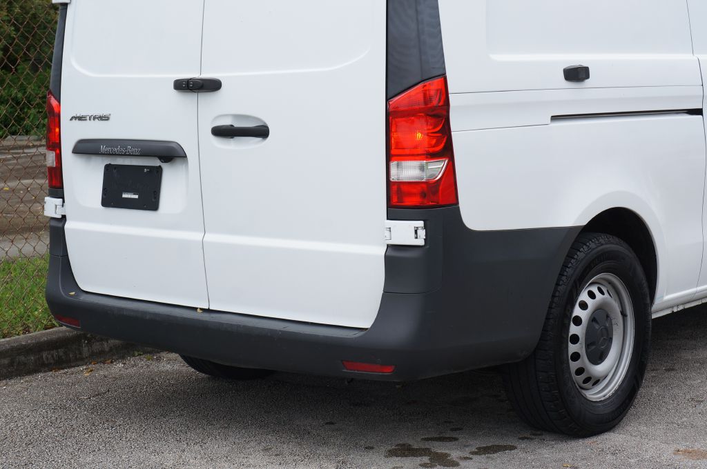Photo 14 of this MERCEDES-BENZ METRIS