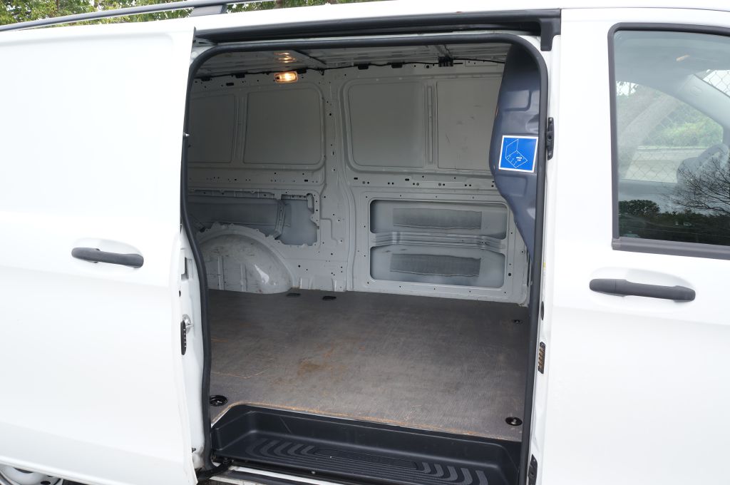 Photo 18 of this MERCEDES-BENZ METRIS