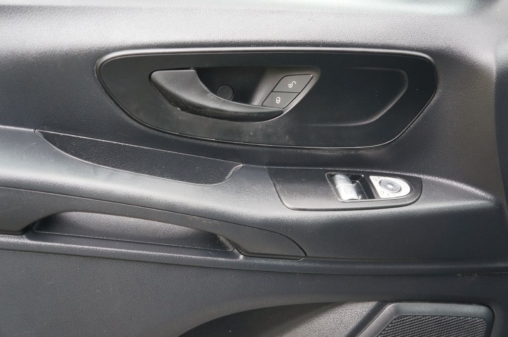 Photo 22 of this MERCEDES-BENZ METRIS