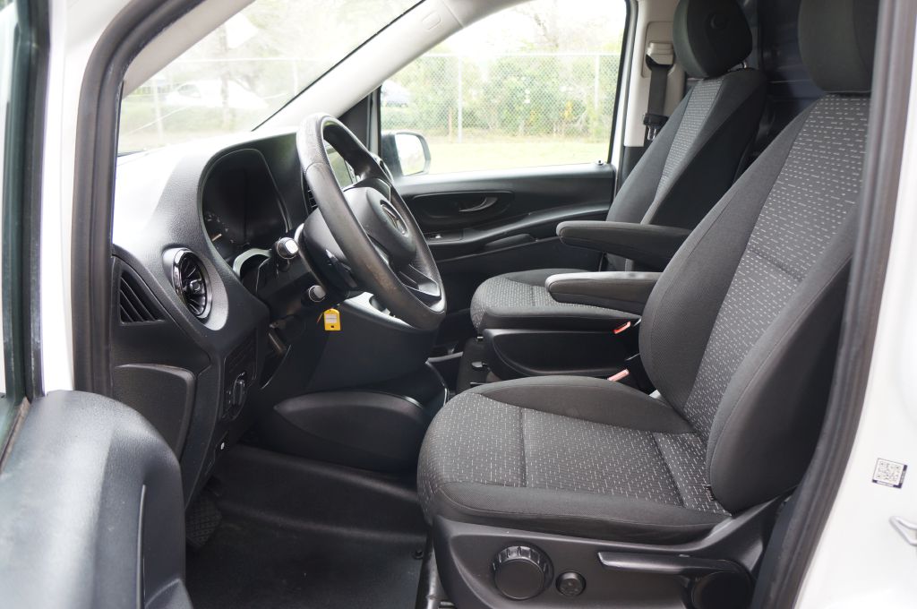 Photo 24 of this MERCEDES-BENZ METRIS