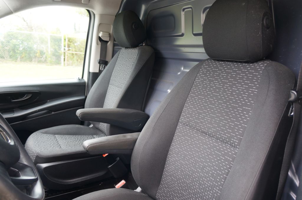 Photo 25 of this MERCEDES-BENZ METRIS