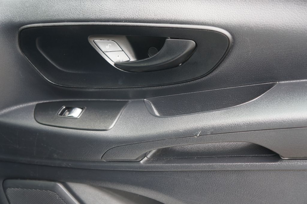 Photo 27 of this MERCEDES-BENZ METRIS