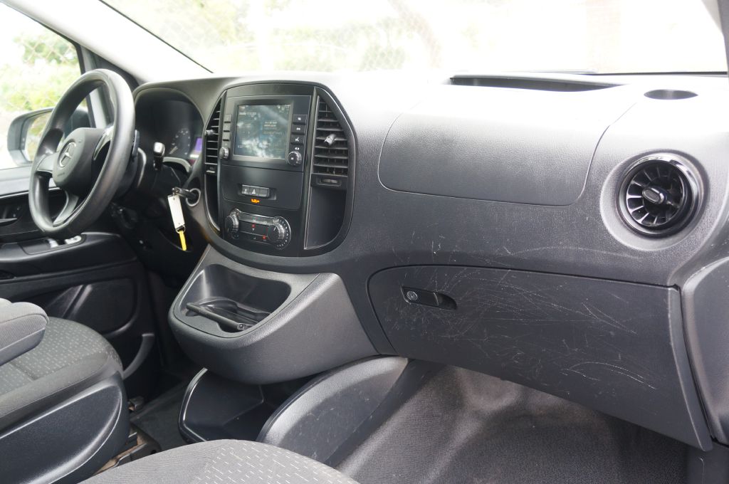 Photo 28 of this MERCEDES-BENZ METRIS