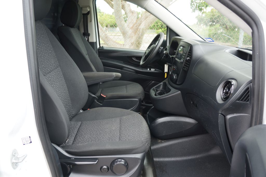 Photo 29 of this MERCEDES-BENZ METRIS