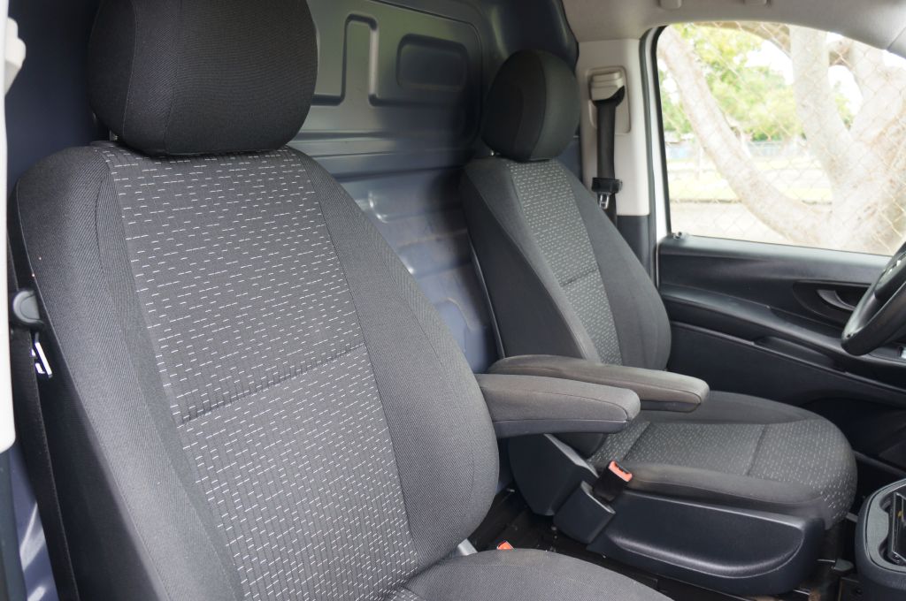 Photo 30 of this MERCEDES-BENZ METRIS